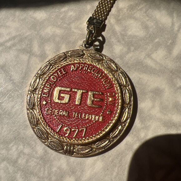 1977 Rare GTE / General Electric Employee Appreciation Day Keychain/ Pin - Picture 3 of 4